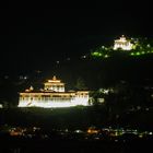 der Dzong von Paro bei Nacht