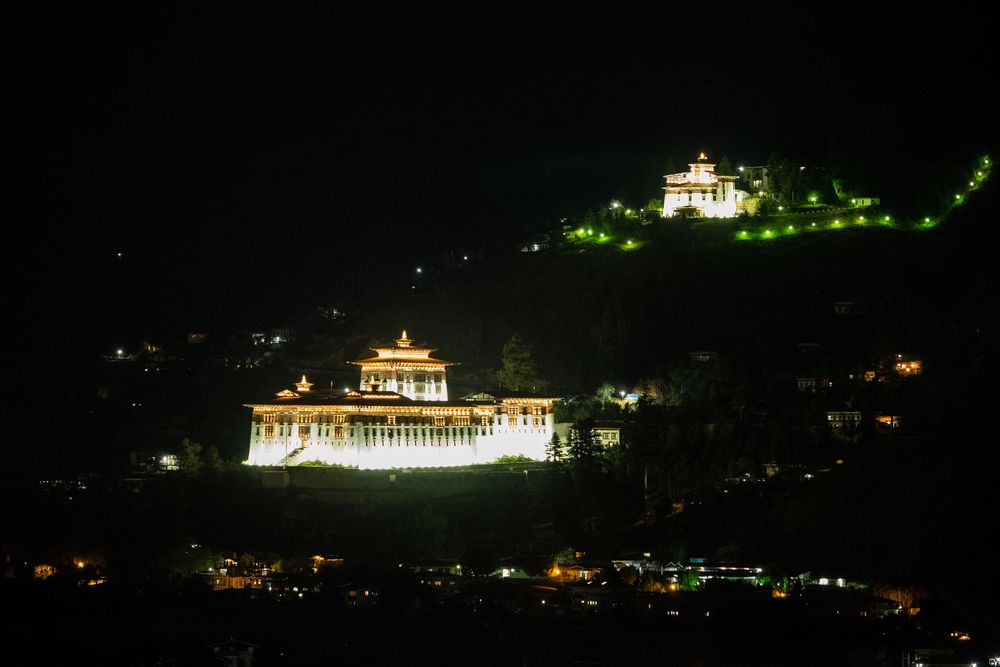 der Dzong von Paro bei Nacht