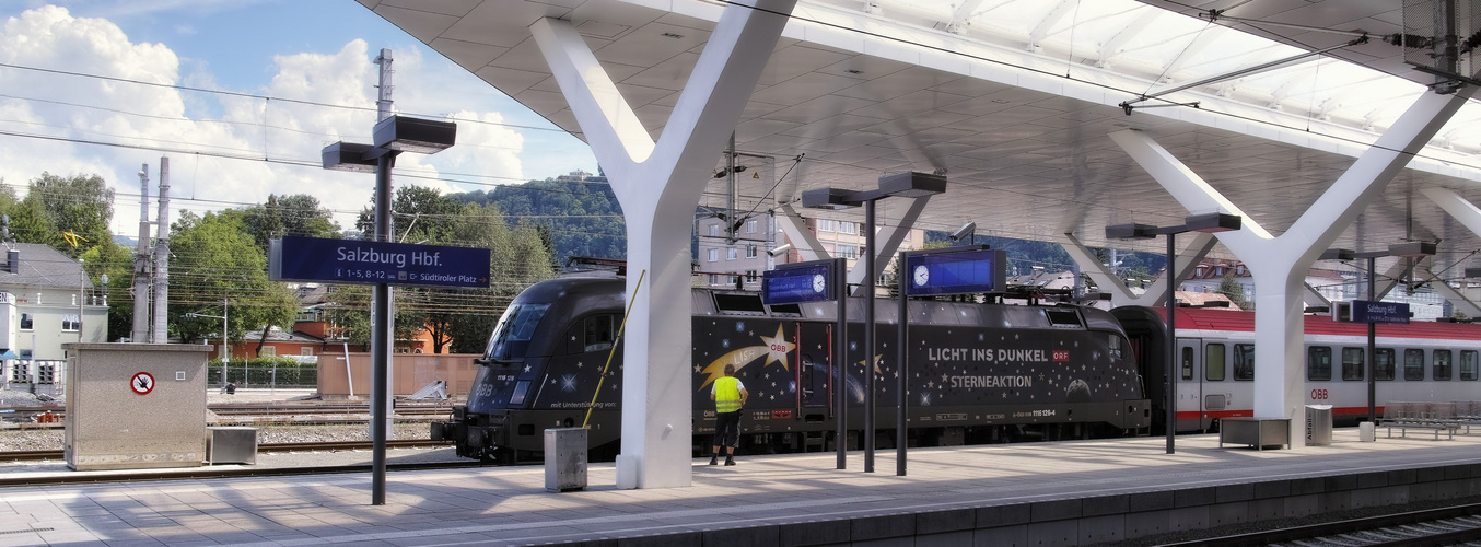 Der EC 113 verlässt den Salzburger Hauptbahnhof