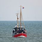 Der ehemalige Krabbenkutter "Rosa Paluka" vor der Küste von Sylt