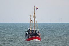 Der ehemalige Krabbenkutter "Rosa Paluka" vor der Küste von Sylt