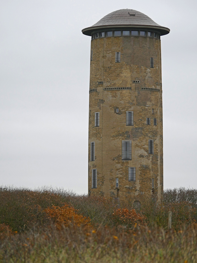 Der ehemalige Wasserturm in den Dünen von Domburg, Zeeland (NL), ...