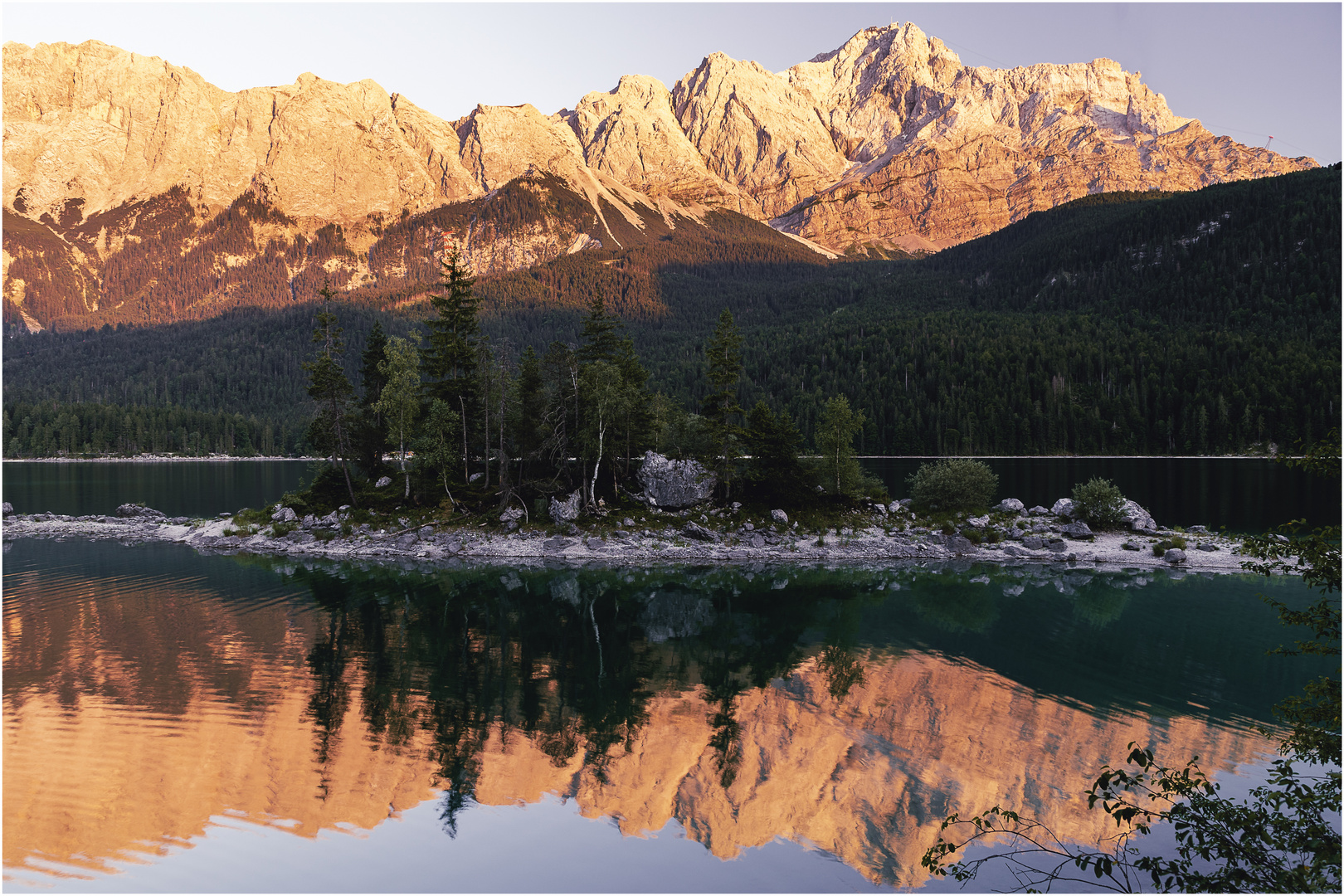 der Eibsee ein Spiegelbild