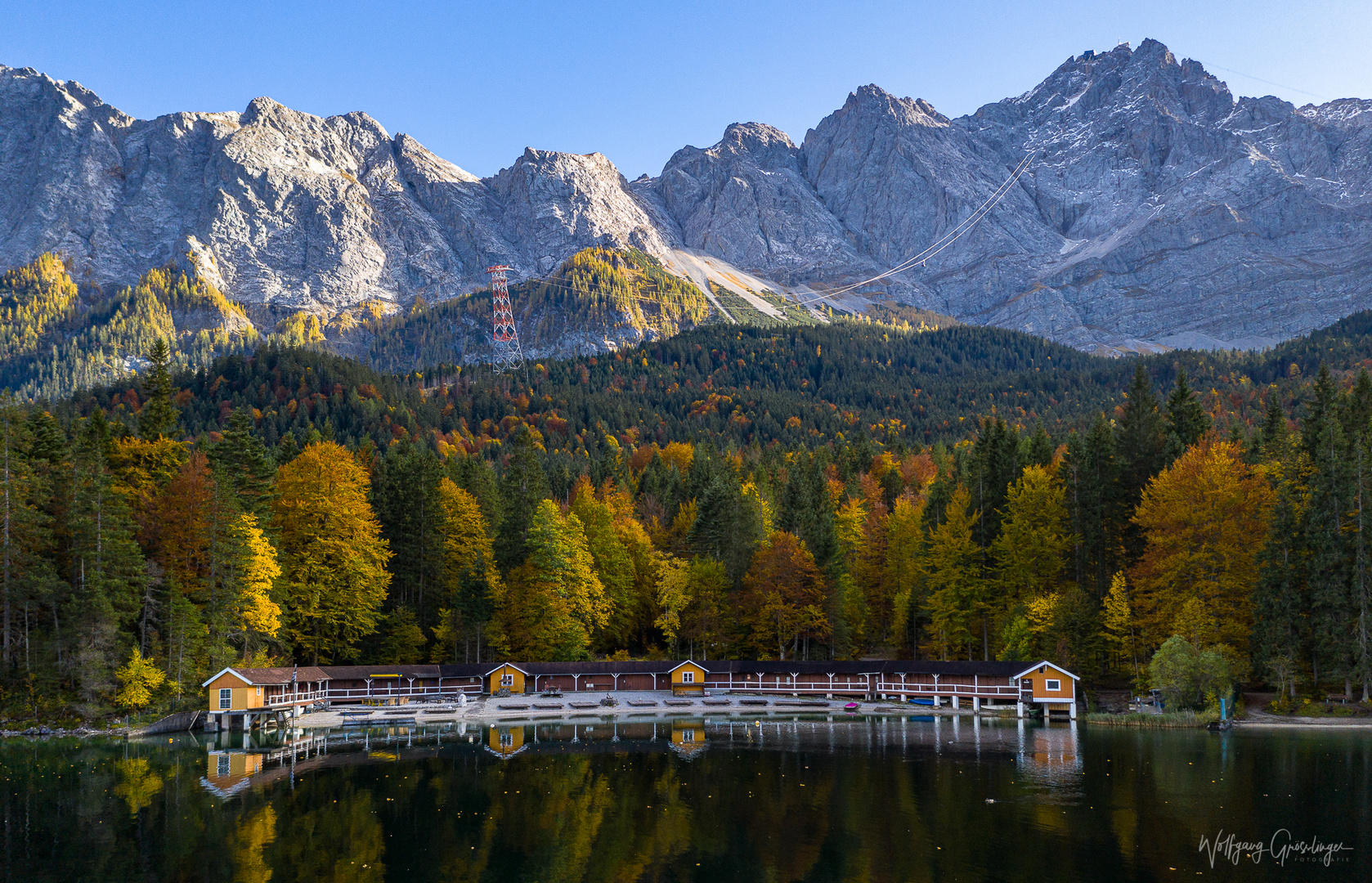 Der Eibsee in den Herbstfarben und der Zugspitze im Hintergrund