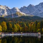 Der Eibsee in den Herbstfarben und der Zugspitze im Hintergrund