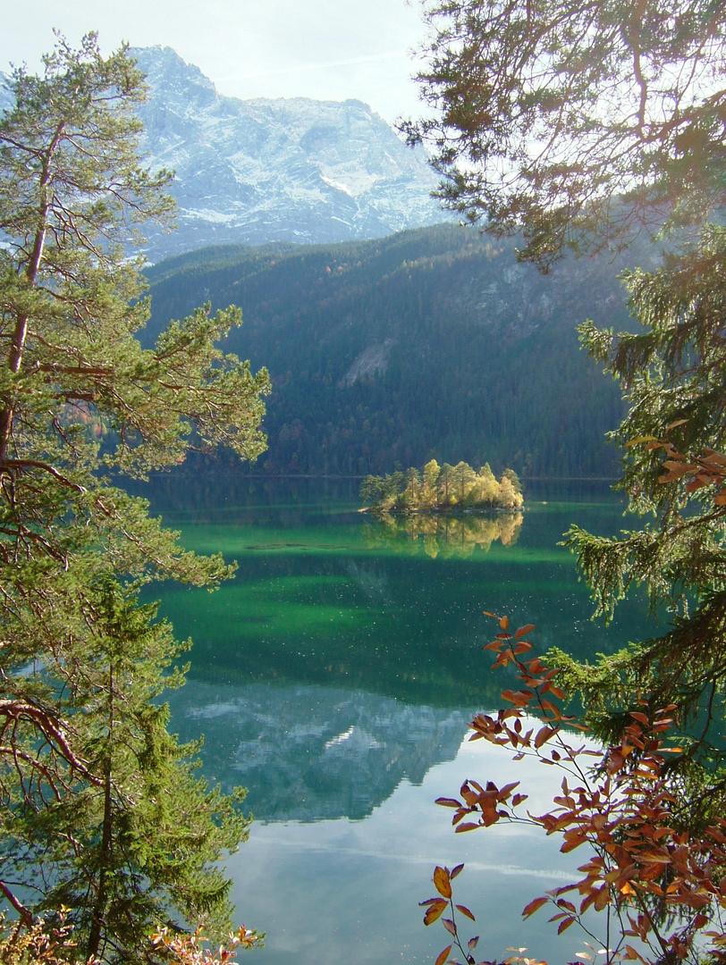 Der Eibsee spiegelt