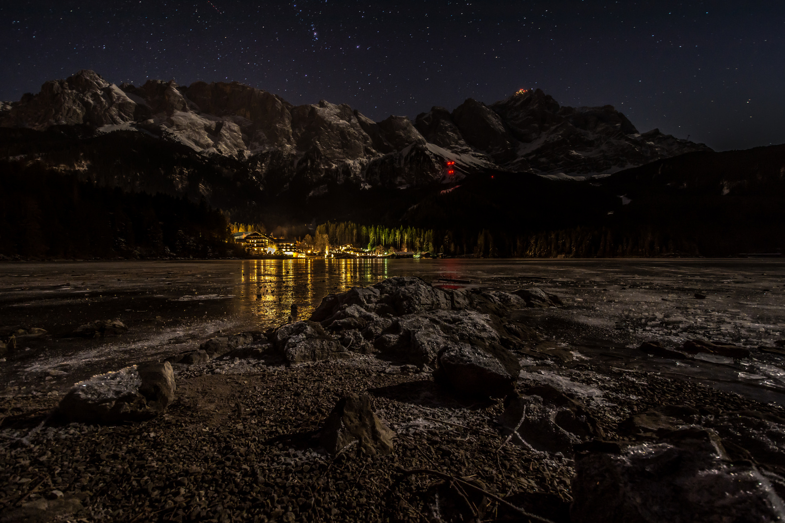 Der Eibsee und Zugspitze im Dunkeln