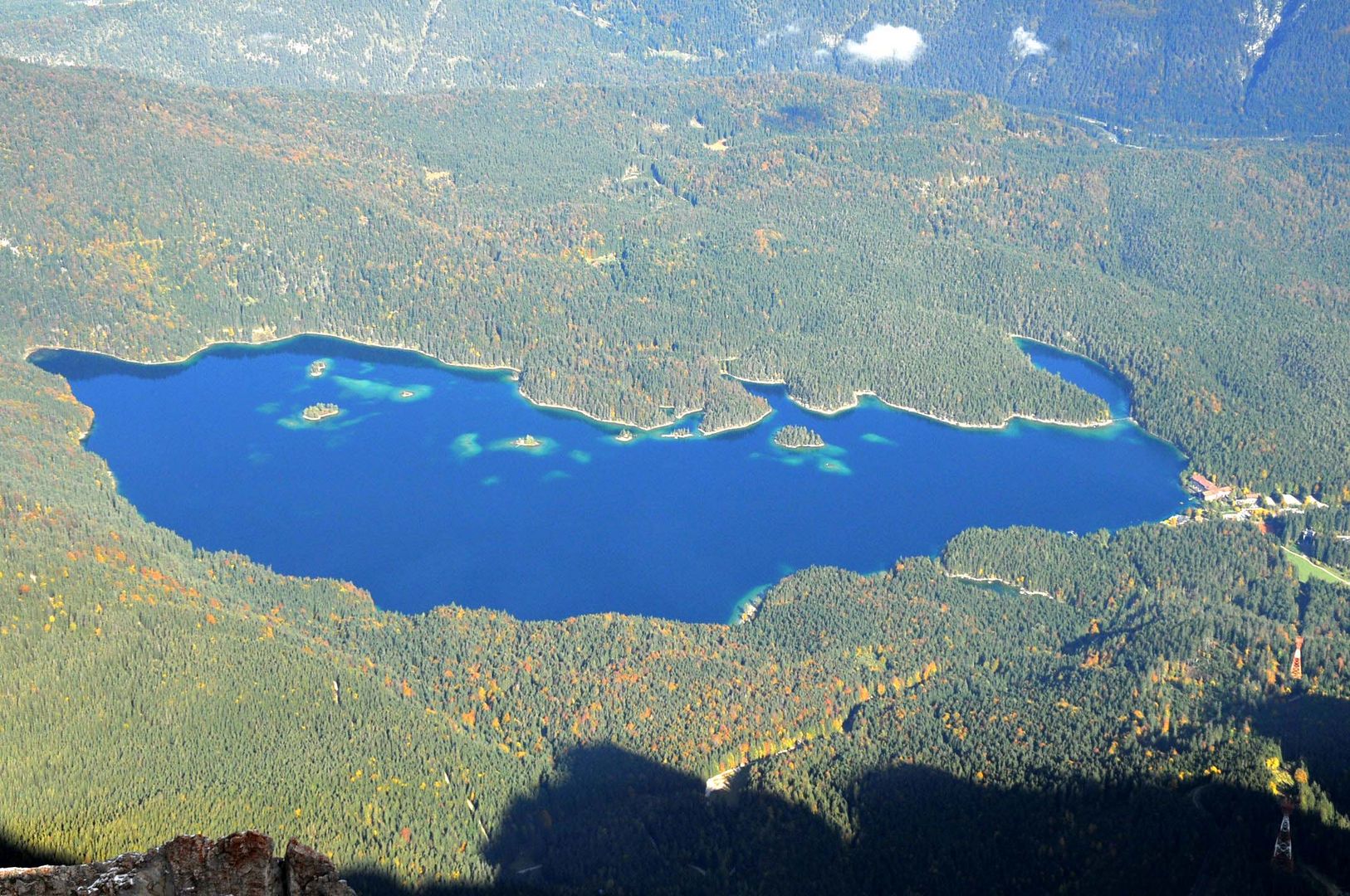 Der Eibsee unterhalb der Zugspitze