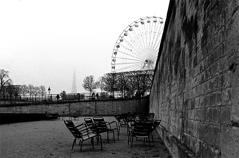 der eifelturm, das riesenrad und der platz mit den stühlen