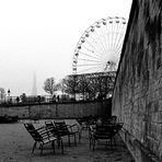 der eifelturm, das riesenrad und der platz mit den stühlen