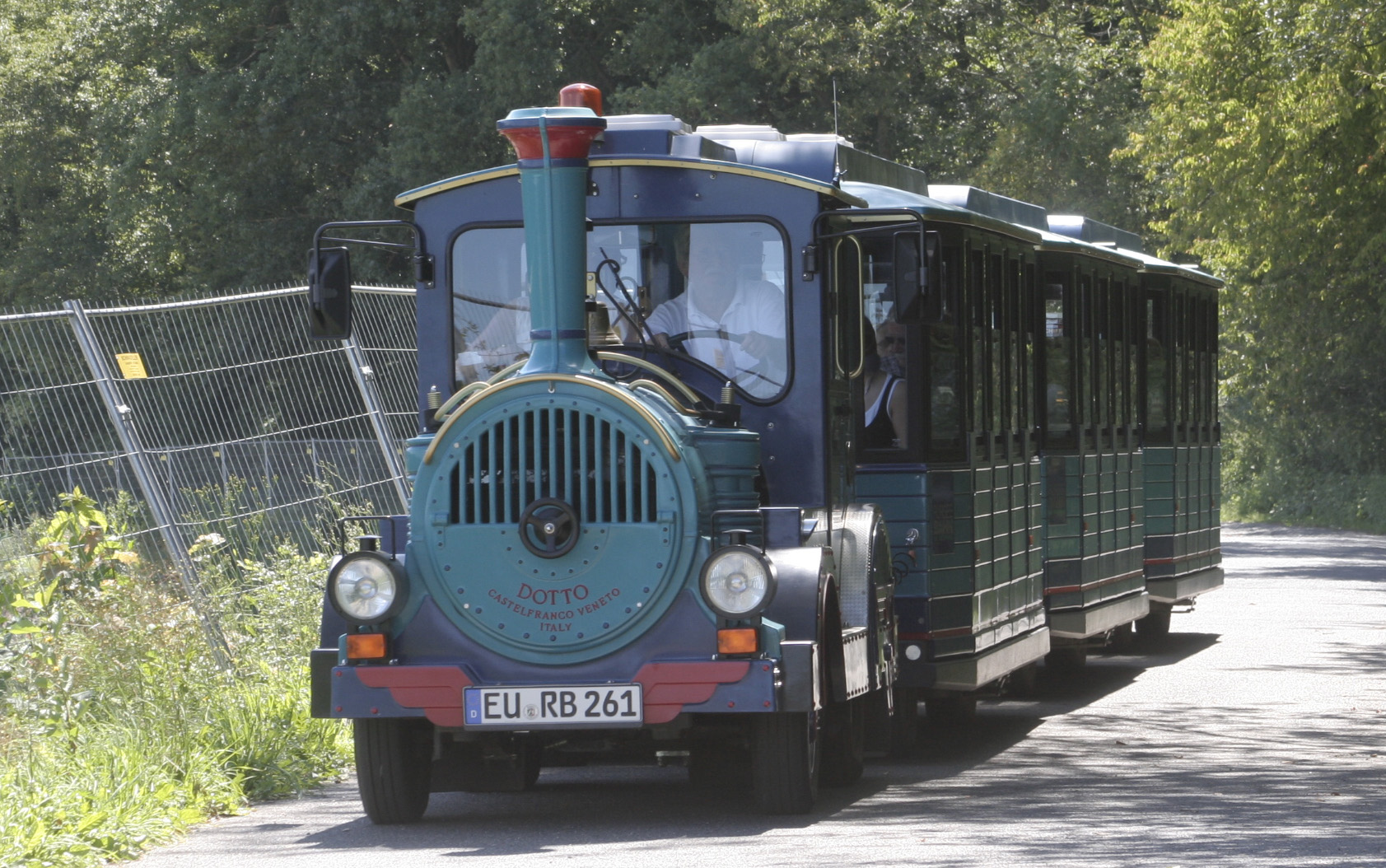 der "eifelzug" - vollbesetzt fährt durch den nationalpark.