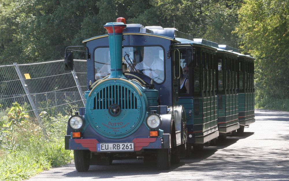 der "eifelzug" - vollbesetzt fährt durch den nationalpark.