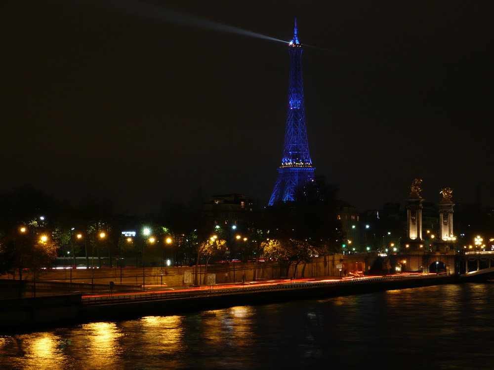 Der Eiffelturm aus Sicht einer Brücke "Copyright Tour Eiffel - Illuminations Pierre Bideau"