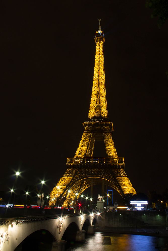 Der Eiffelturm bei Nacht 1