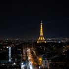 Der Eiffelturm bei Nacht.