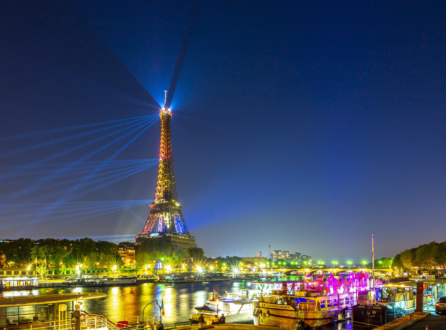 Der Eiffelturm bei Nacht vor der Seine