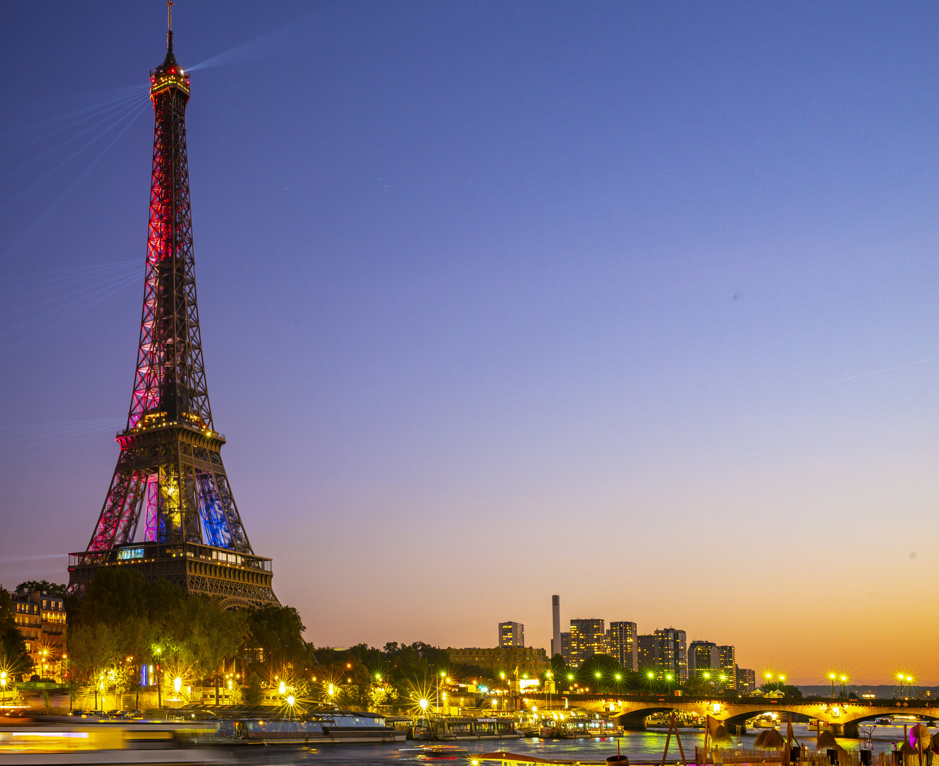 Der Eiffelturm bei Nacht vor der Seine