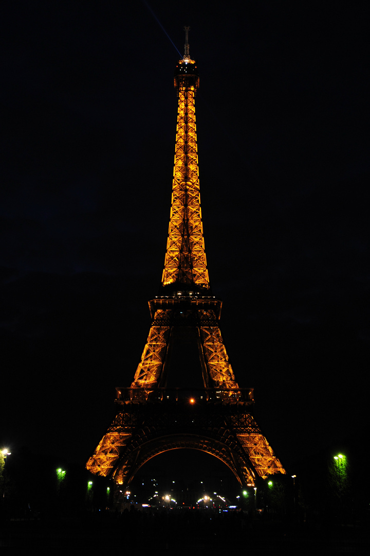 Der Eiffelturm in der Nacht Foto &amp; Bild | architektur, architektur bei