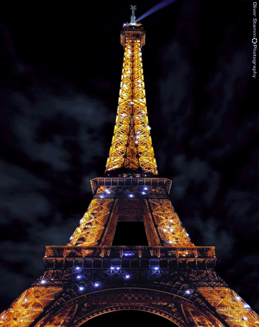 Der Eiffelturm in der Nacht. The Eiffel Tower at night from Paris, France.