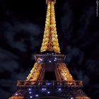 Der Eiffelturm in der Nacht. The Eiffel Tower at night from Paris, France.