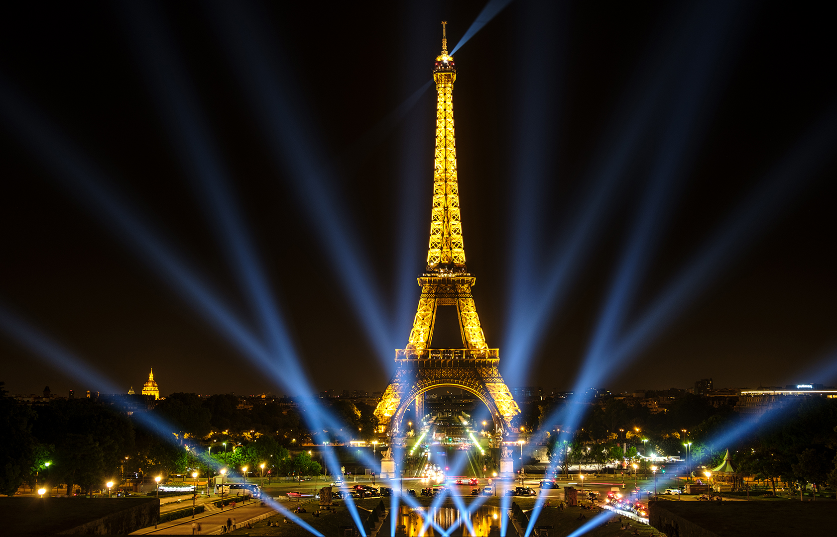 Der Eiffelturm in Paris bei Nacht