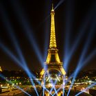 Der Eiffelturm in Paris bei Nacht