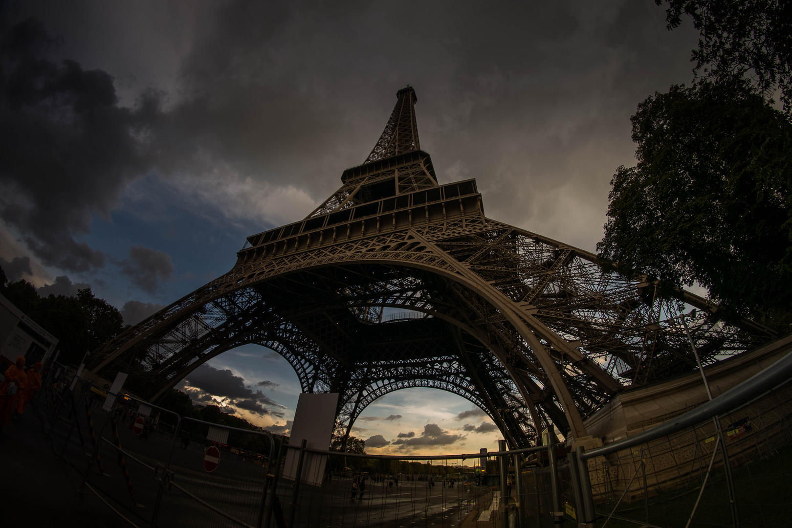 Der Eiffelturm, The Giant Gardian of Paris