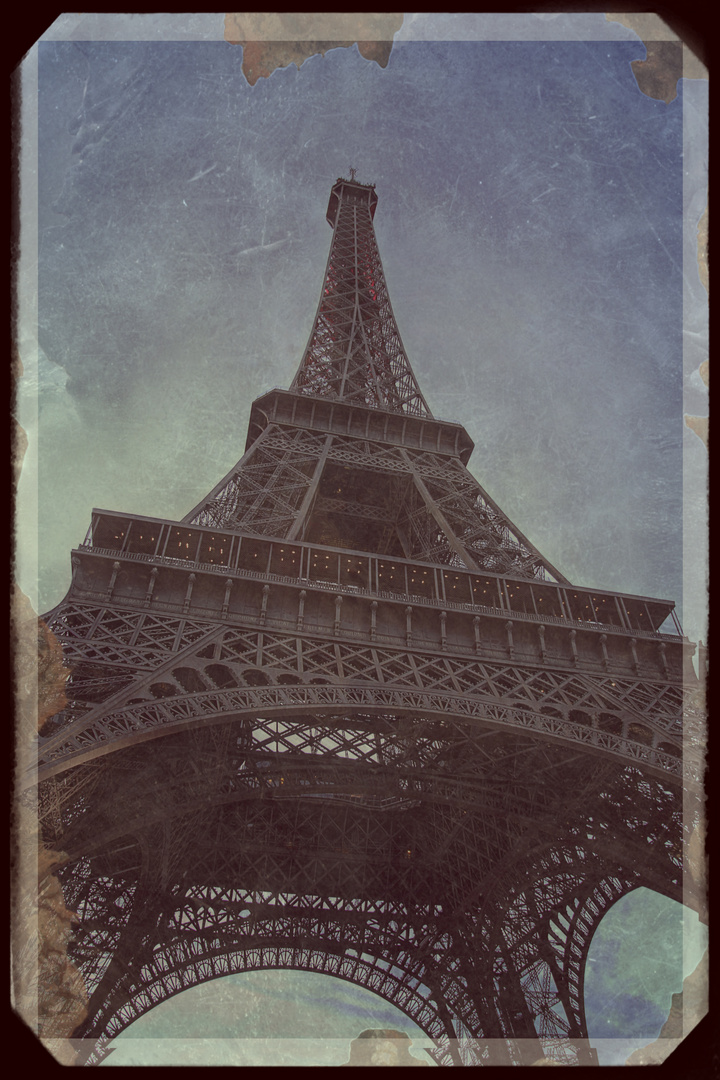 Der Eiffelturm um 1950 :)