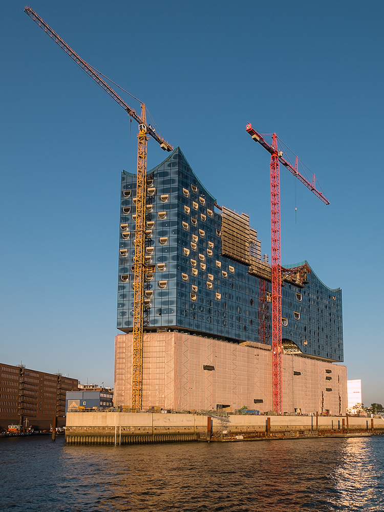 Der Eine hat seinen (unvollendeten) Flughafen, der Andere seine (unvollendete) Elbphilharmonie