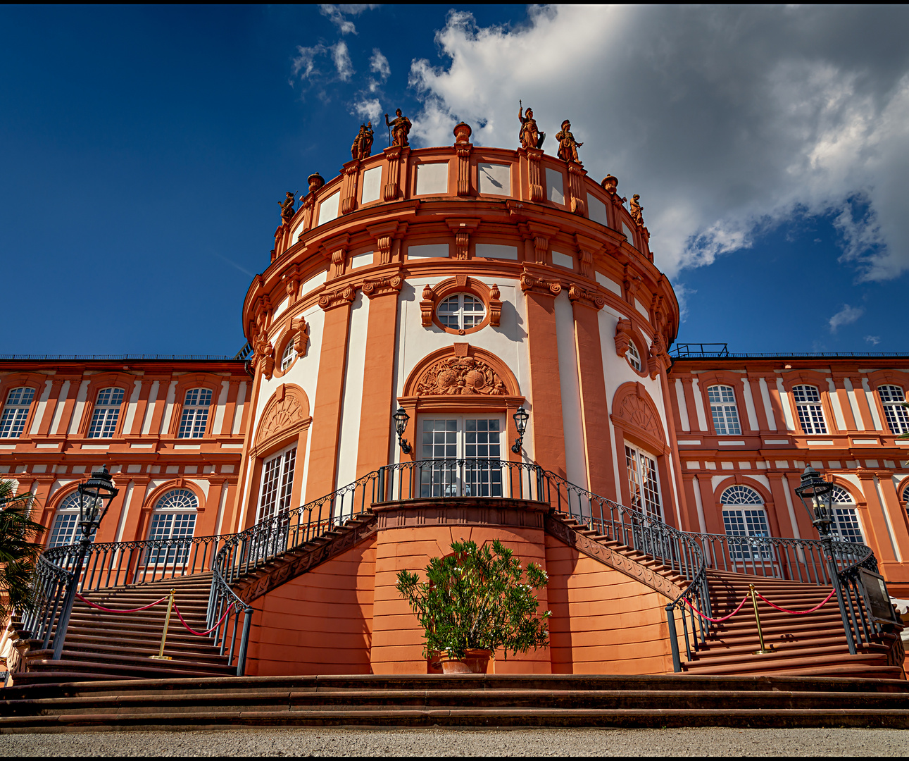 Der Eingang vom Schloss Biebrich in Wiesbaden