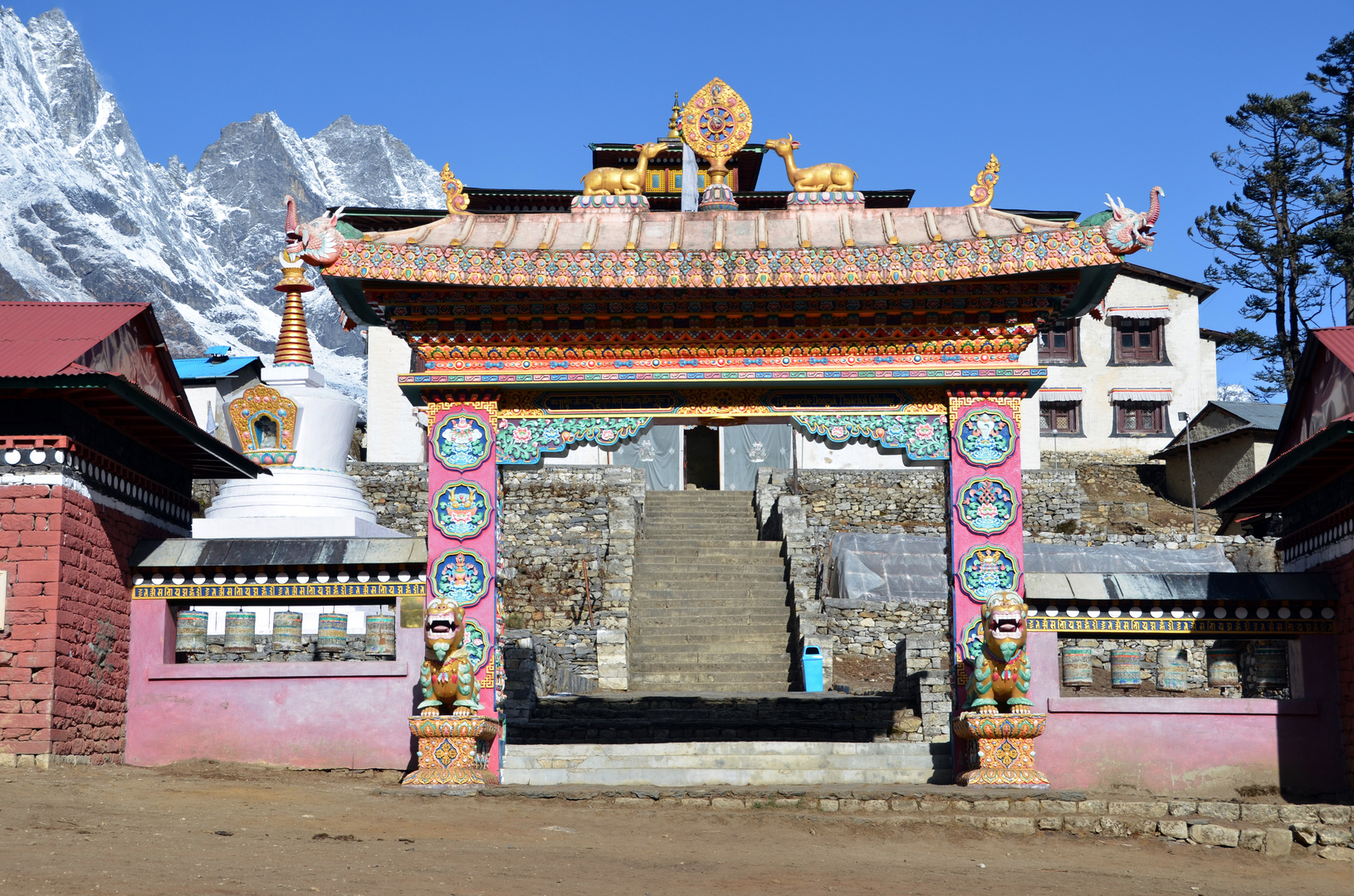 Der Eingang zum buddhistischen Kloster von Tengpoche