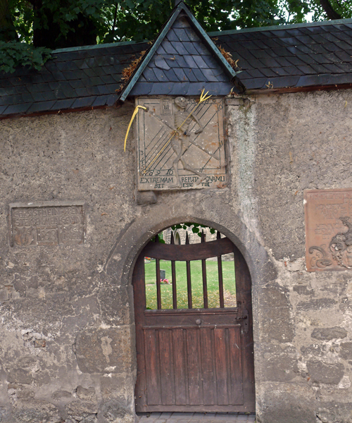 Der Eingang zum Friedhof.