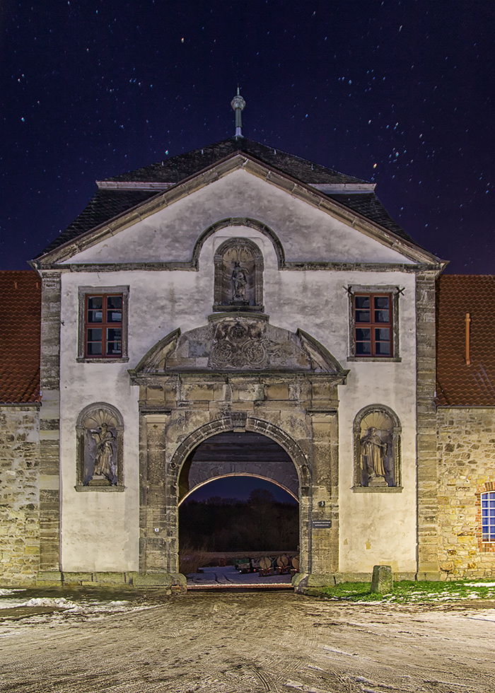 Der Eingang zum Klostergut Meyendorf...