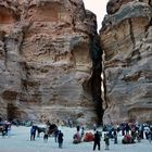 Der Eingang zum Siq in Petra vom Platz vor dem Schatzhaus
