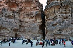 Der Eingang zum Siq in Petra vom Platz vor dem Schatzhaus