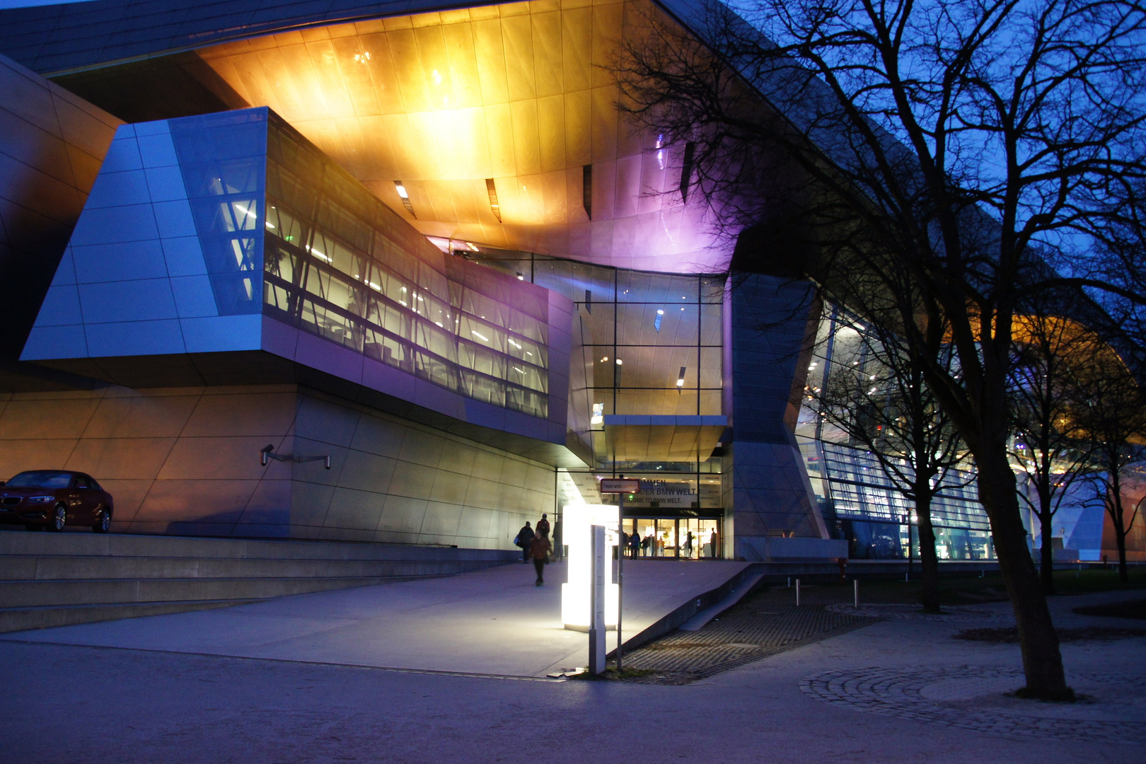  Der Eingang zur BMW Welt München