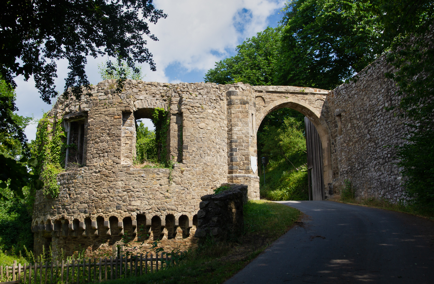 Der Eingang zur Burg Olbrück