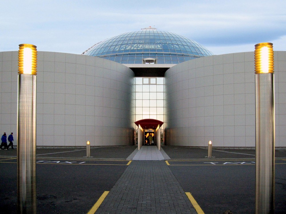 Der Eingang zur 'Perle' in Reykjavik