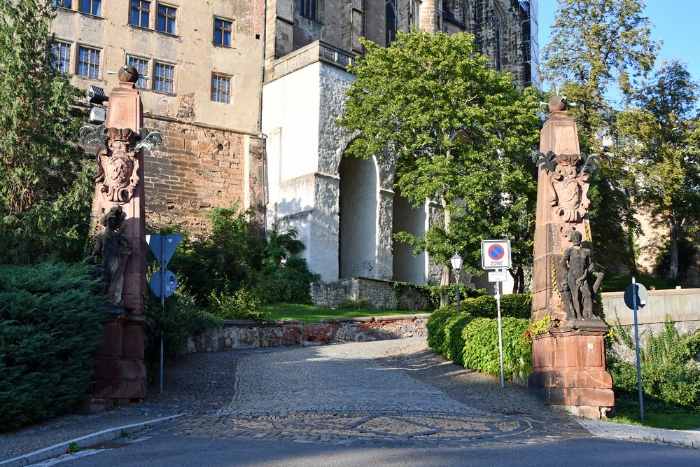 Der Eingang zur Schlossauffahrt zum Altenburger Schloss