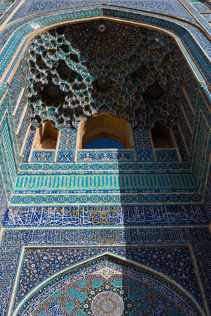 Der Eingangsiwan der Freitagsmoschee von Yazd...