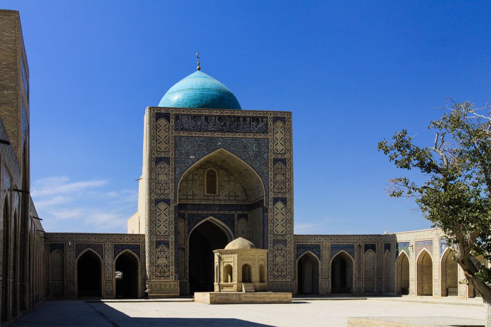 Der Eingangsiwan der Kalan-Moschee