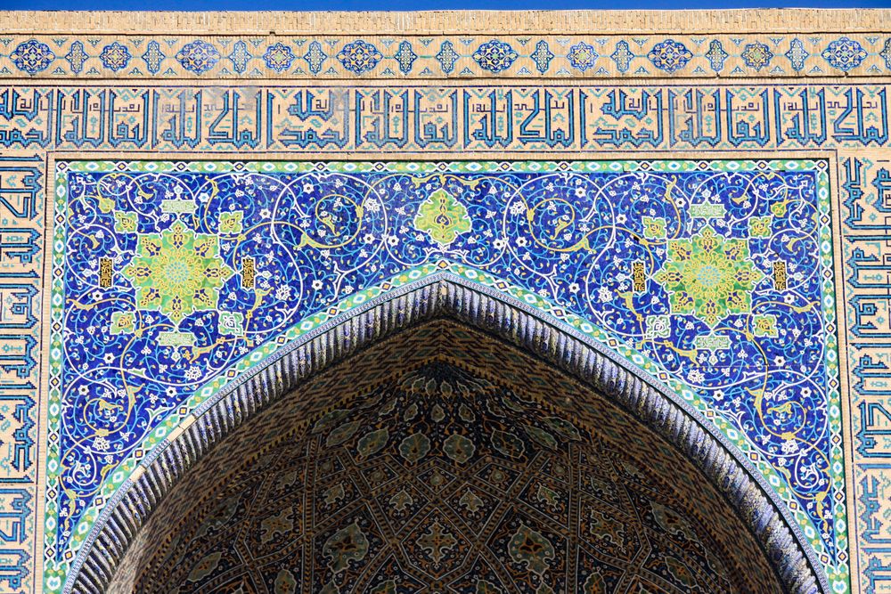 Der Eingangsiwan von Moschee und Medrese Tella-kari (1)