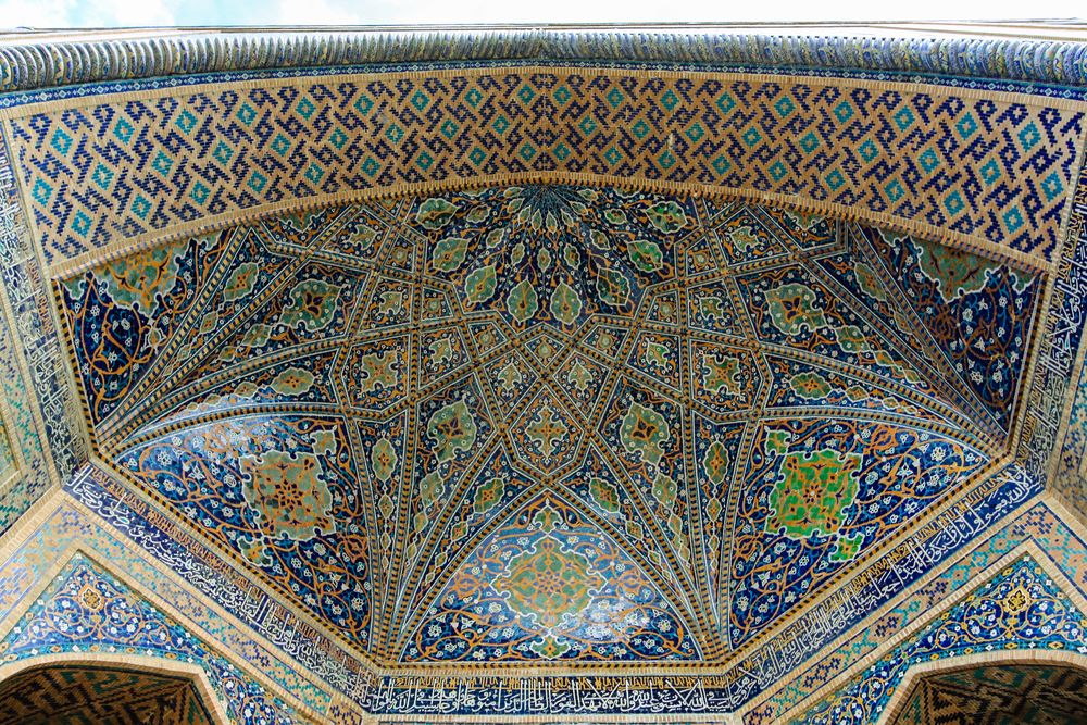 Der Eingangsiwan von Moschee und Medrese Tella-kari (2)