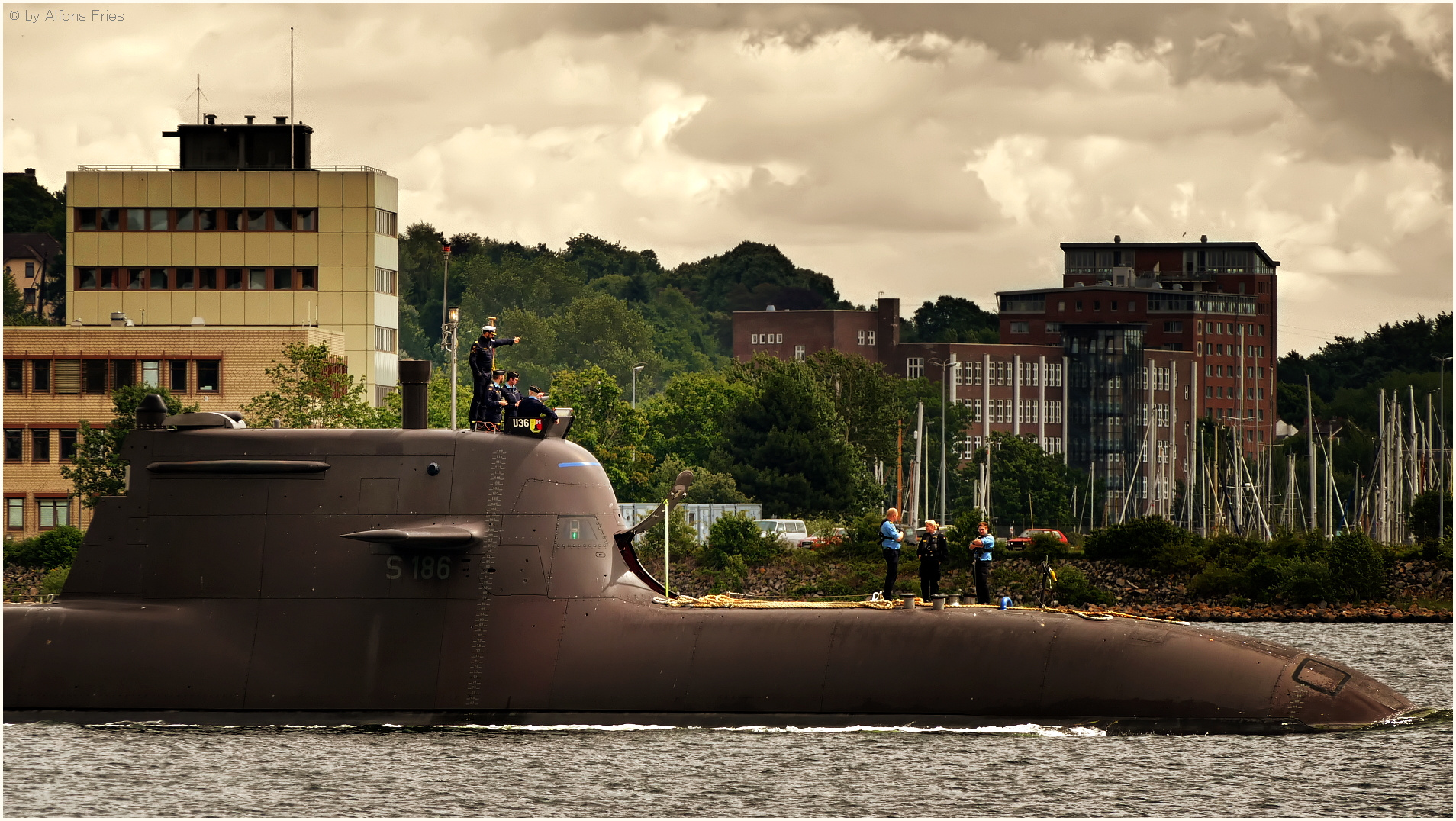 Der Einlauf* der U 36 in den Kieler Hafen.