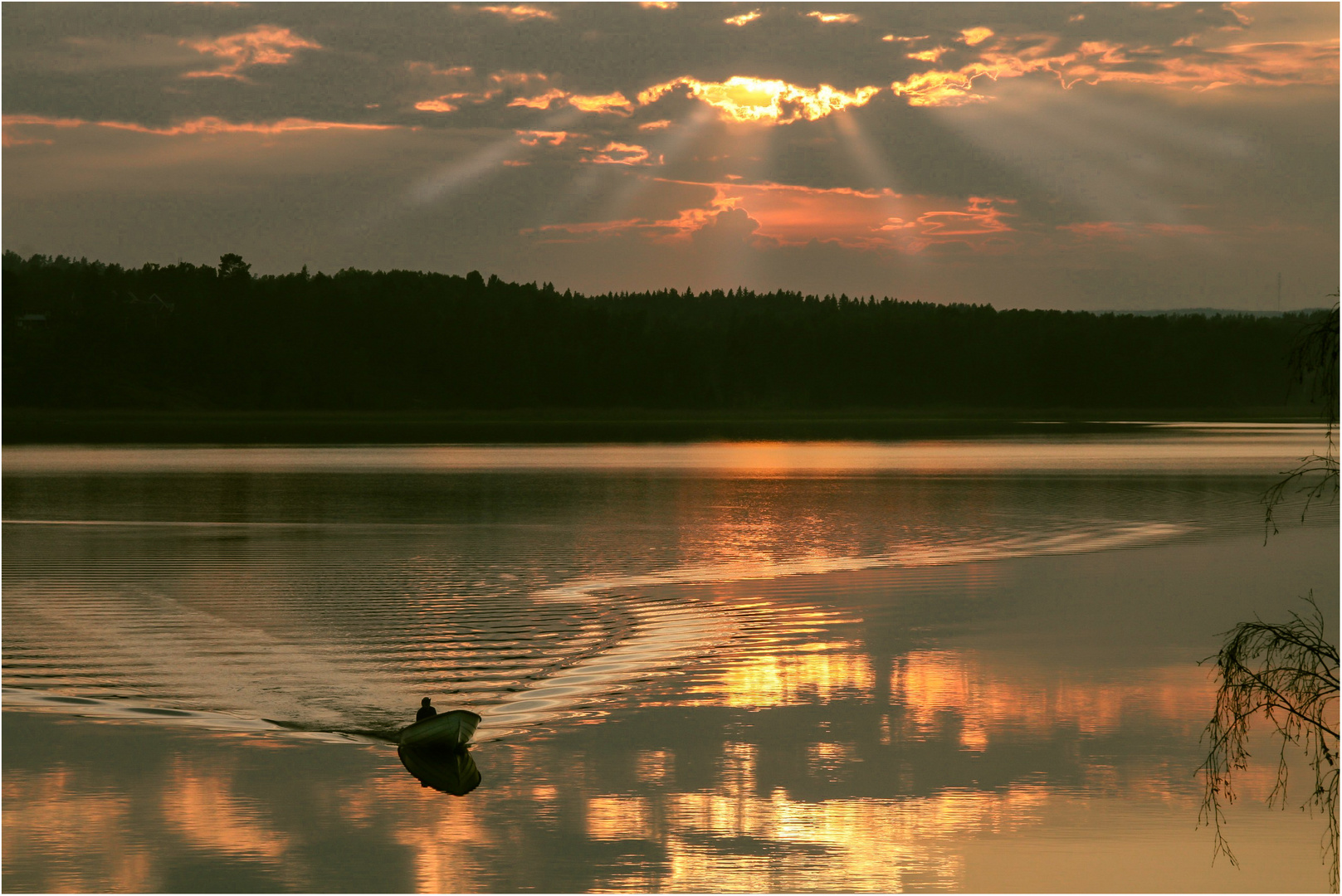 Der einsame Fischer kehrt heim (Vänern, Schweden).