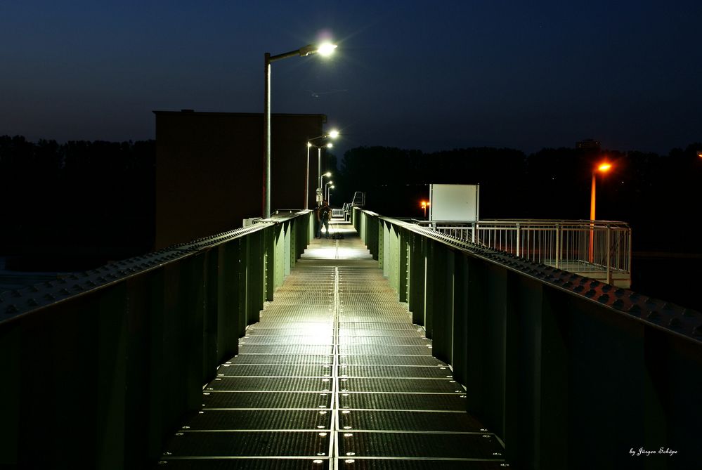 Der einsame Fotograf auf der Brücke