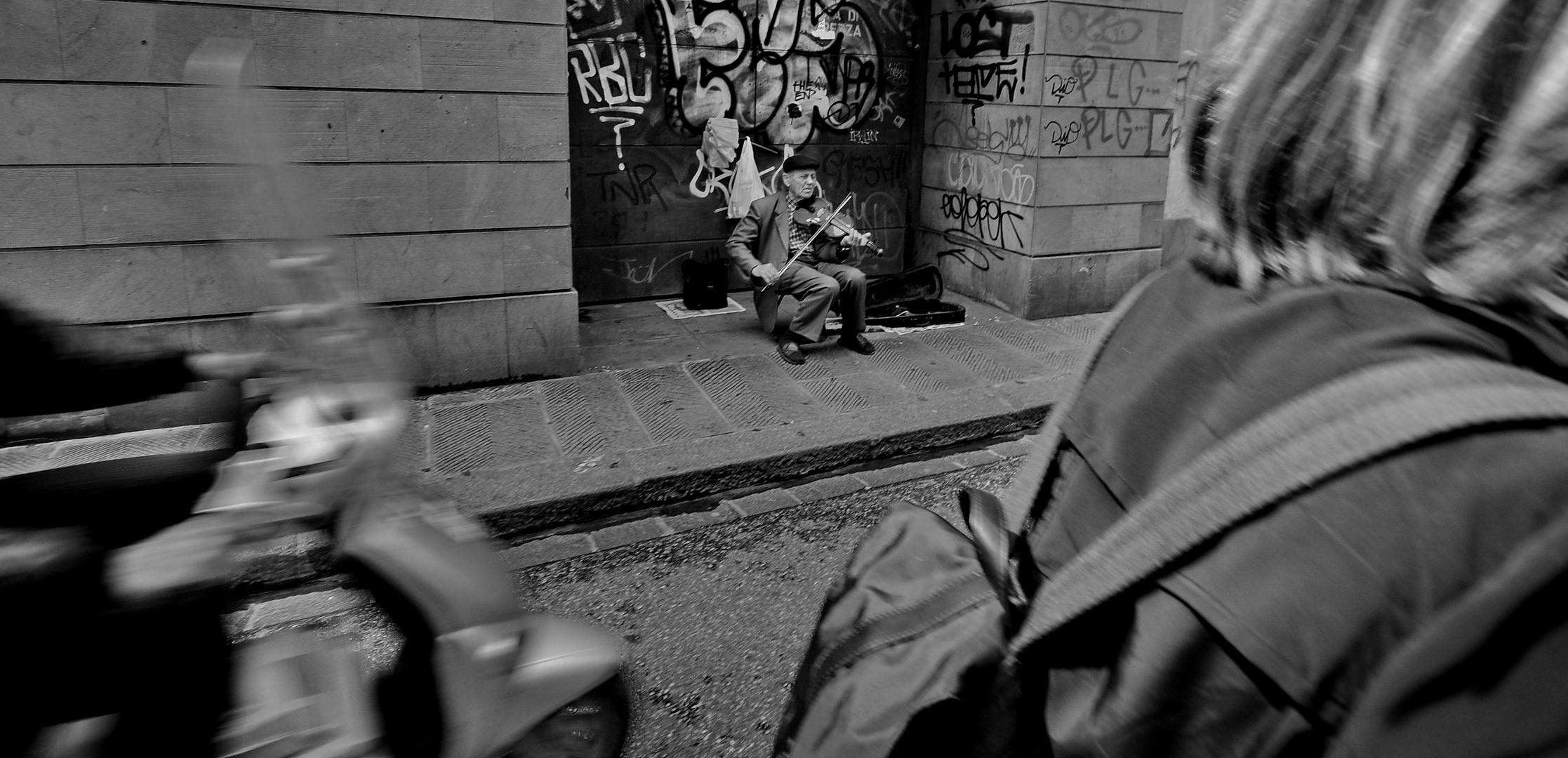 Der Einsame Geiger Foto Bild Erwachsene Menschen In Der Freizeit Street Performance Bilder Auf Fotocommunity
