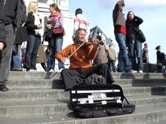 ***Der einsame Geiger auf der Treppe***