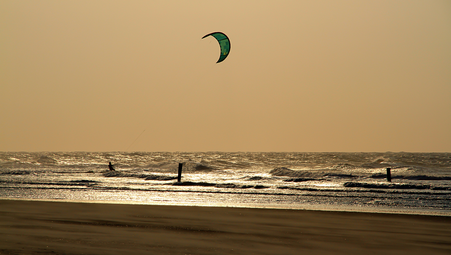 Der einsame Kitesurfer