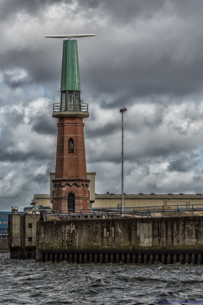 Der einsame Radarturm mal von Wasser gesehen.